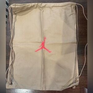 Jordan x Cactus Jack Drawstring Backpack – British Khaki / Bright Crimson – NEW